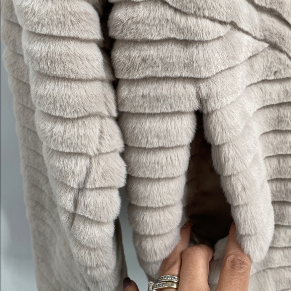 Bernardo Posh Faux Fur Jacket Cozy Soft Contemporary Casual Size Small - Picture 7 of 12